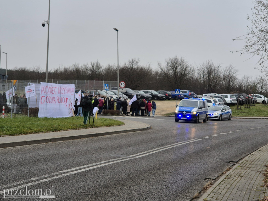 Strajkujący pracownicy Valeo blokują drogę21.11.25
