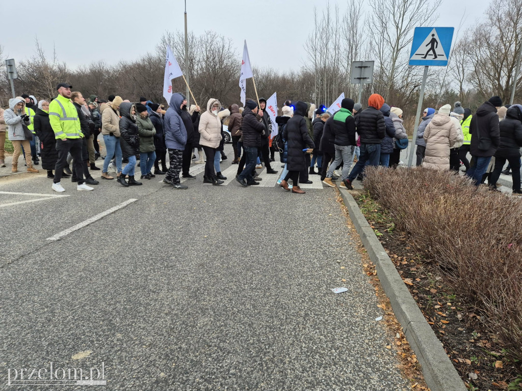Strajkujący pracownicy Valeo blokują drogę21.11.25