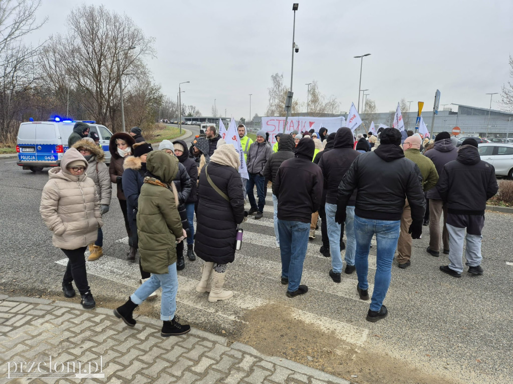 Strajkujący pracownicy Valeo blokują drogę21.11.25