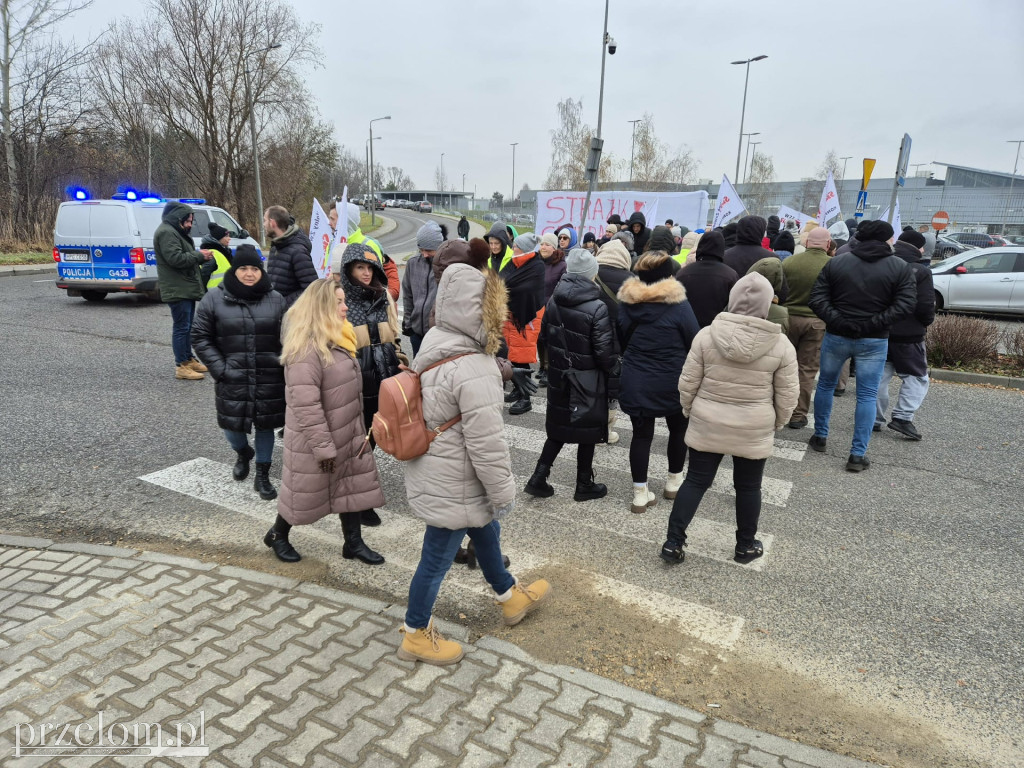 Strajkujący pracownicy Valeo blokują drogę21.11.25