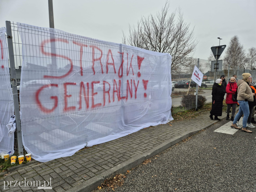 Strajkujący pracownicy Valeo blokują drogę21.11.25