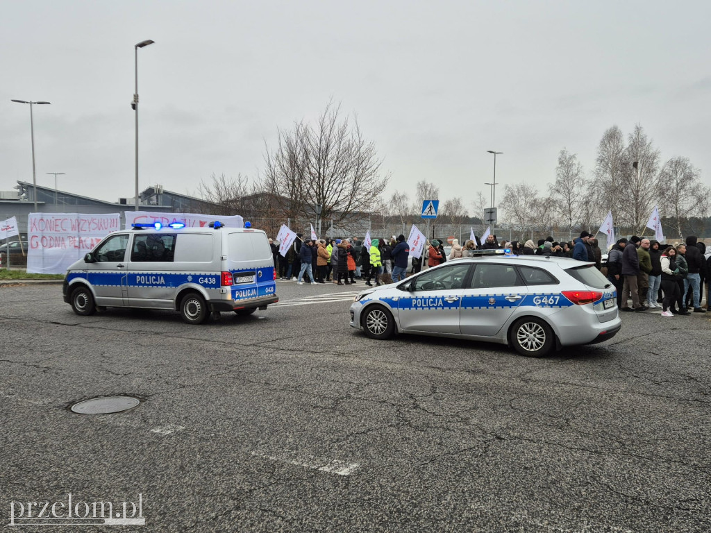Strajkujący pracownicy Valeo blokują drogę21.11.25