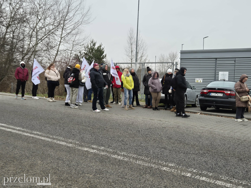 Strajkujący pracownicy Valeo blokują drogę21.11.25