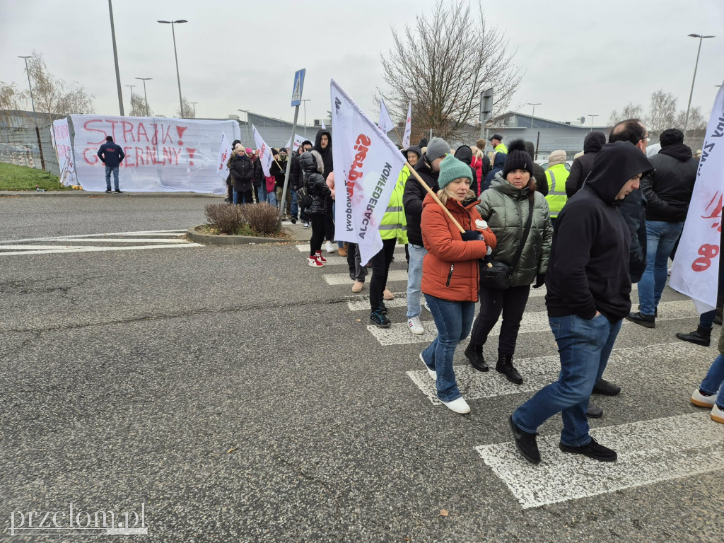 Strajkujący pracownicy Valeo blokują drogę21.11.25