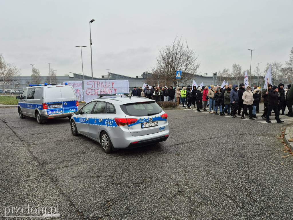Strajkujący pracownicy Valeo blokują drogę21.11.25
