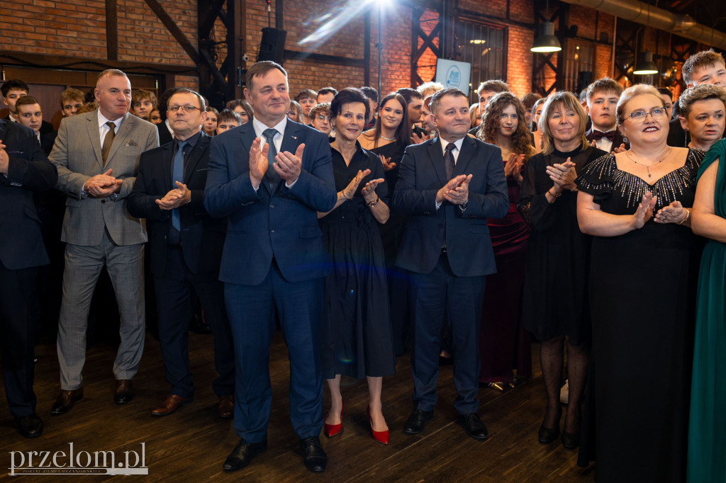 Elegancko, wzruszająco, z klasą. Studniówka II LO w Chrzanowie