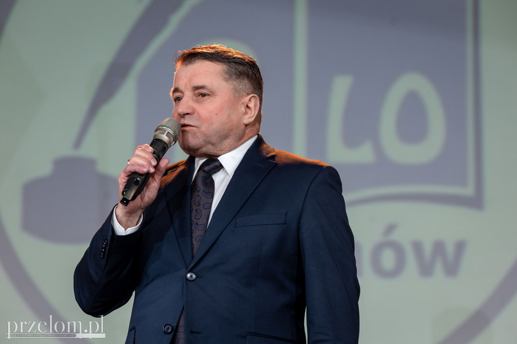 Elegancko, wzruszająco, z klasą. Studniówka II LO w Chrzanowie