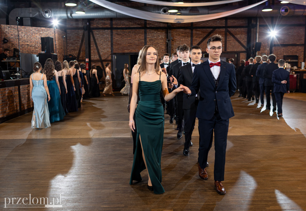Elegancko, wzruszająco, z klasą. Studniówka II LO w Chrzanowie