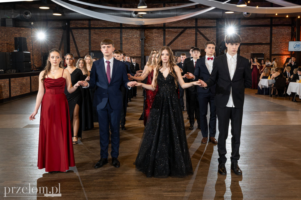 Elegancko, wzruszająco, z klasą. Studniówka II LO w Chrzanowie