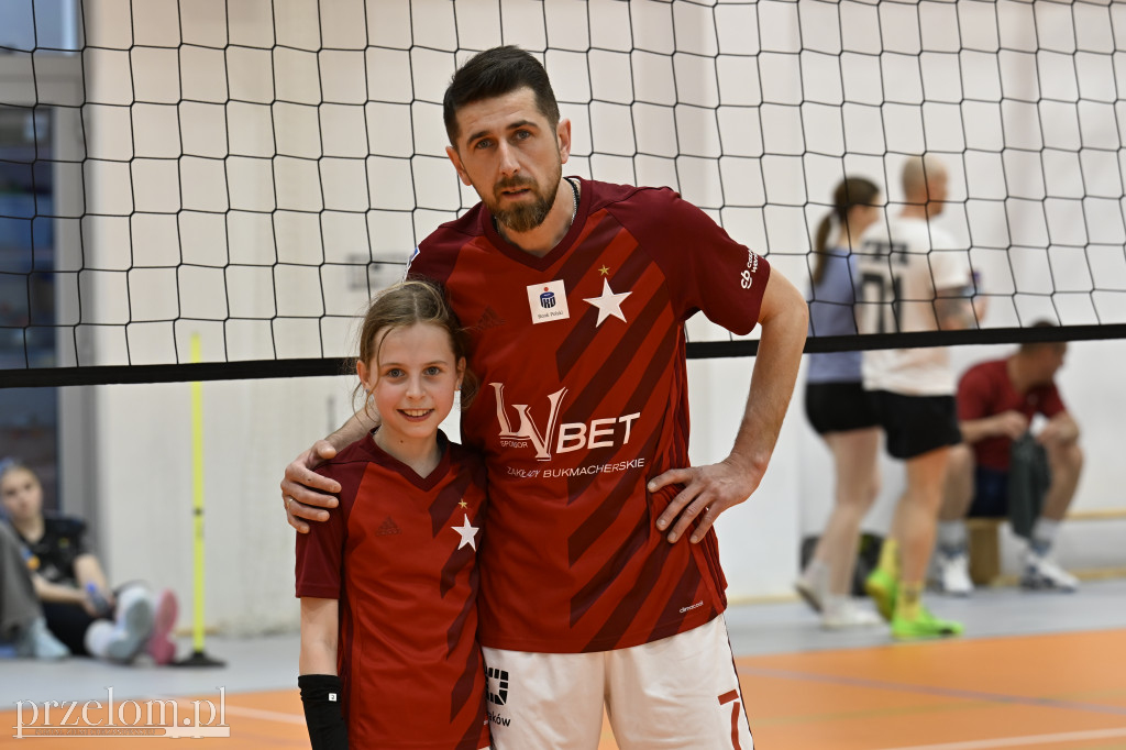 Wielkie granie dla Mikołaja - Rodzinny Turniej Siatkówki w Krzeszowicach - 10.05.2026