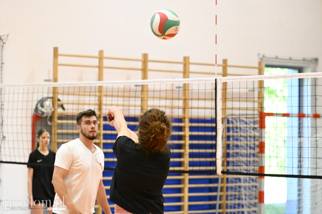 Wielkie granie dla Mikołaja - Rodzinny Turniej Siatkówki w Krzeszowicach - 10.05.2026