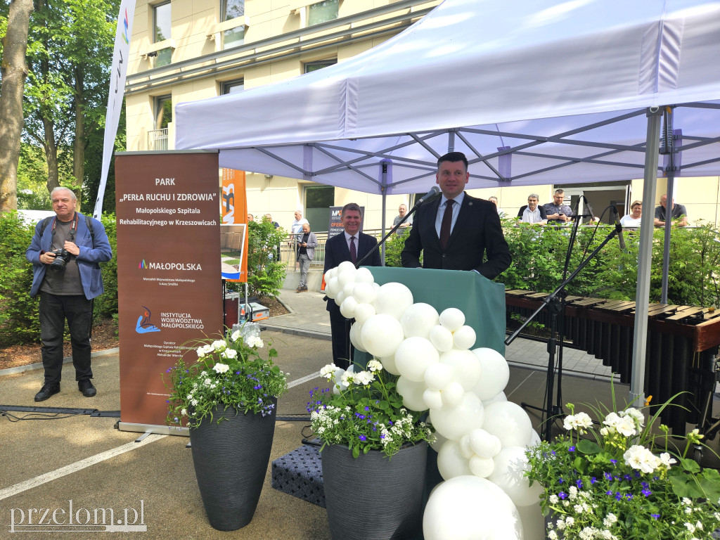 Otwarcie po rewitalizacji parku przy szpitalu rehabilitacyjnym w Krzeszowicach