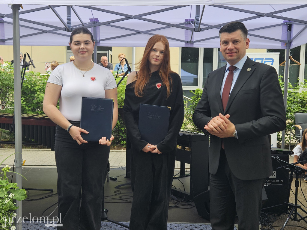 Otwarcie po rewitalizacji parku przy szpitalu rehabilitacyjnym w Krzeszowicach