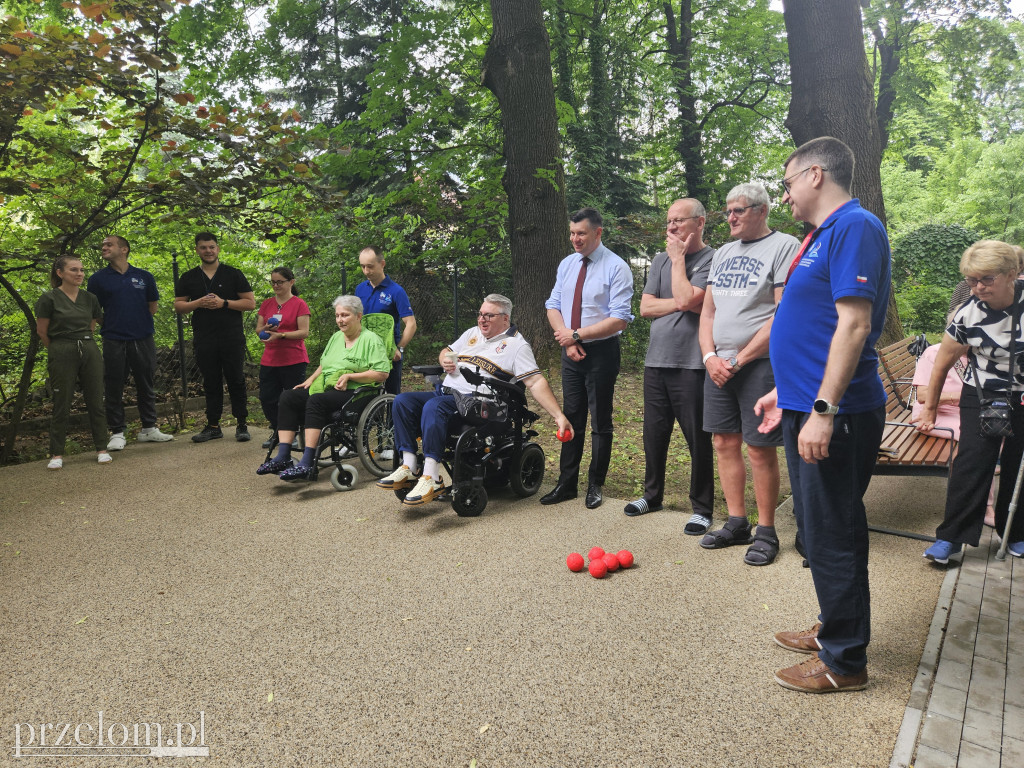 Otwarcie po rewitalizacji parku przy szpitalu rehabilitacyjnym w Krzeszowicach