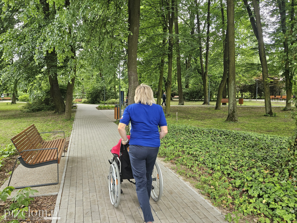 Otwarcie po rewitalizacji parku przy szpitalu rehabilitacyjnym w Krzeszowicach