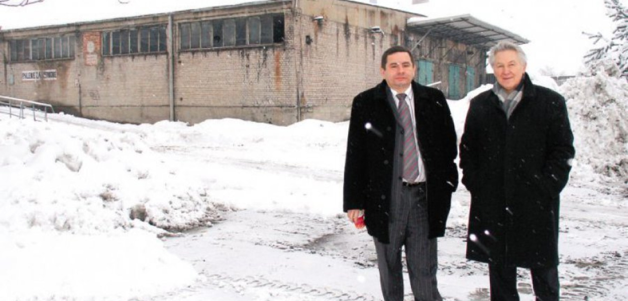 Stojący na tle jednego z obiektów, Wiesław Cholewa i Franciszek Kołodziej z firmy Variant SA mają nadzieję, że produkcja kosmetyków samochodowych w Trzebini ruszy już na wiosnę 