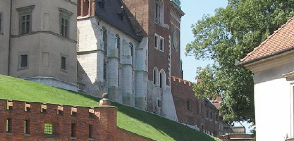 Wchodząc na Wawel od strony ulicy Kanoniczej, możemy wypatrzyć na murze pamiątkowe cegiełki - ślady hojności naszych przodków 