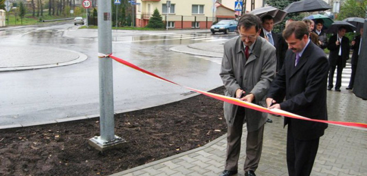 Starosta Janusz Szczęśniak i burmistrz Libiąża Jacek Latko przecinają wstęgę przy rondzie 