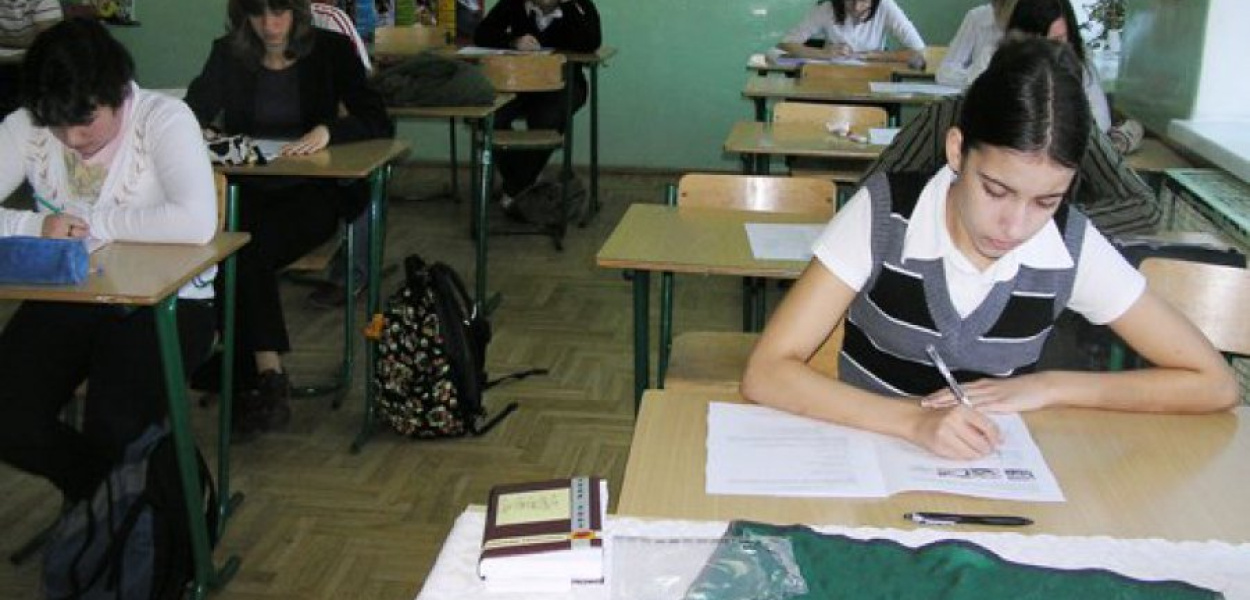 Uczniowie z klasy 3e z Gimnazjum nr 1 w Trzebini w trakcie egzaminu próbnego z języka angielskiego