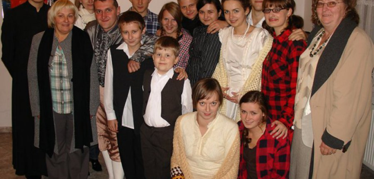 Aktorzy z Grupy Teatralnej im. Jana Pawła II z Tenczynka