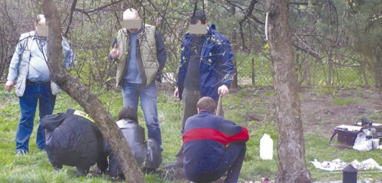 Kwiecień 2005 r. Krakowscy policjanci podczas przeszukania ogrodu Antoniego K. 