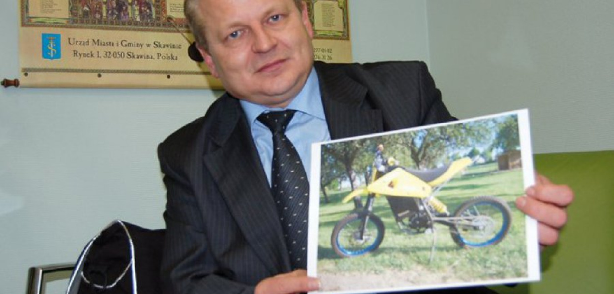 Adam Cebula pokazuje model crossowych skuterów, jakie prawdopodobnie jeszcze w tym roku zacznie produkować firma Teichmman