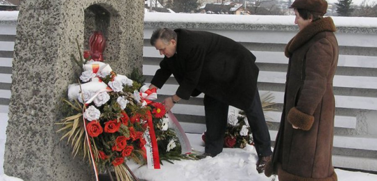 Henryk Malczyk i Irena Zaczyńska składają kwiaty pod pomnikiem ofiar nazizmu w Trzebini 