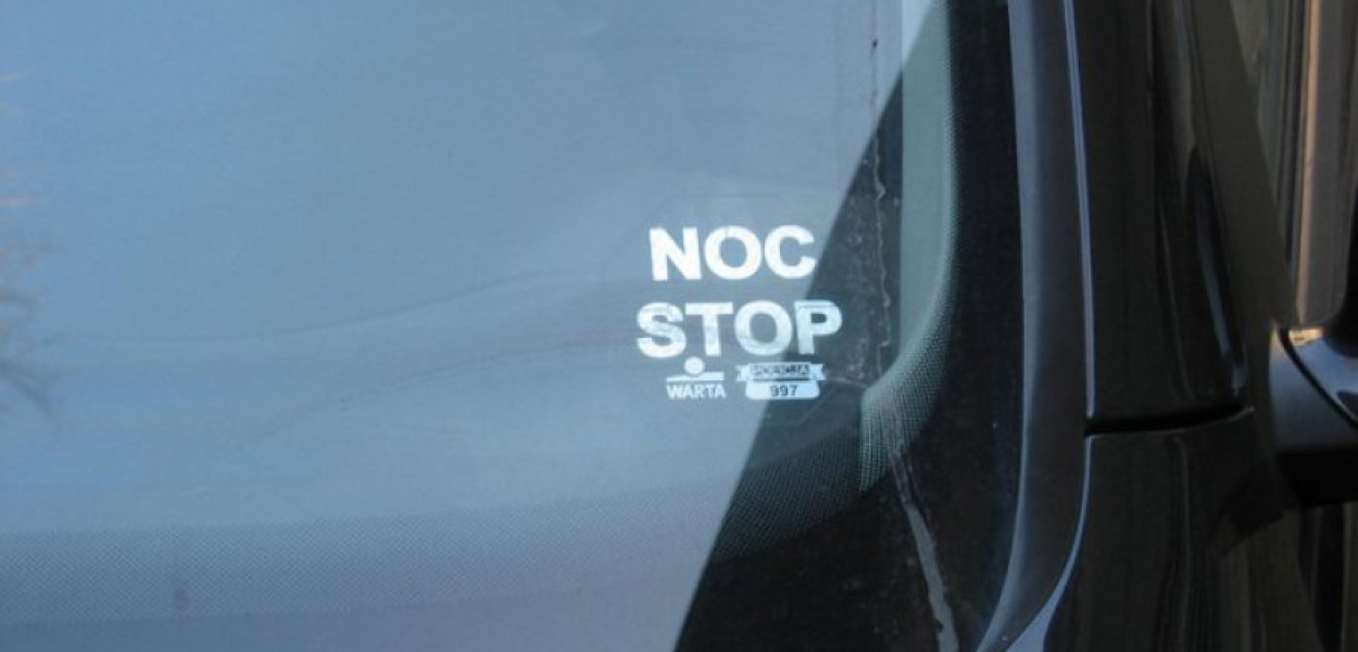 W samochodach osobowych hologram &#8222;NOC-STOP&#8221; naklejamy m.in. na przedniej szybie w lewym dolnym rogu 