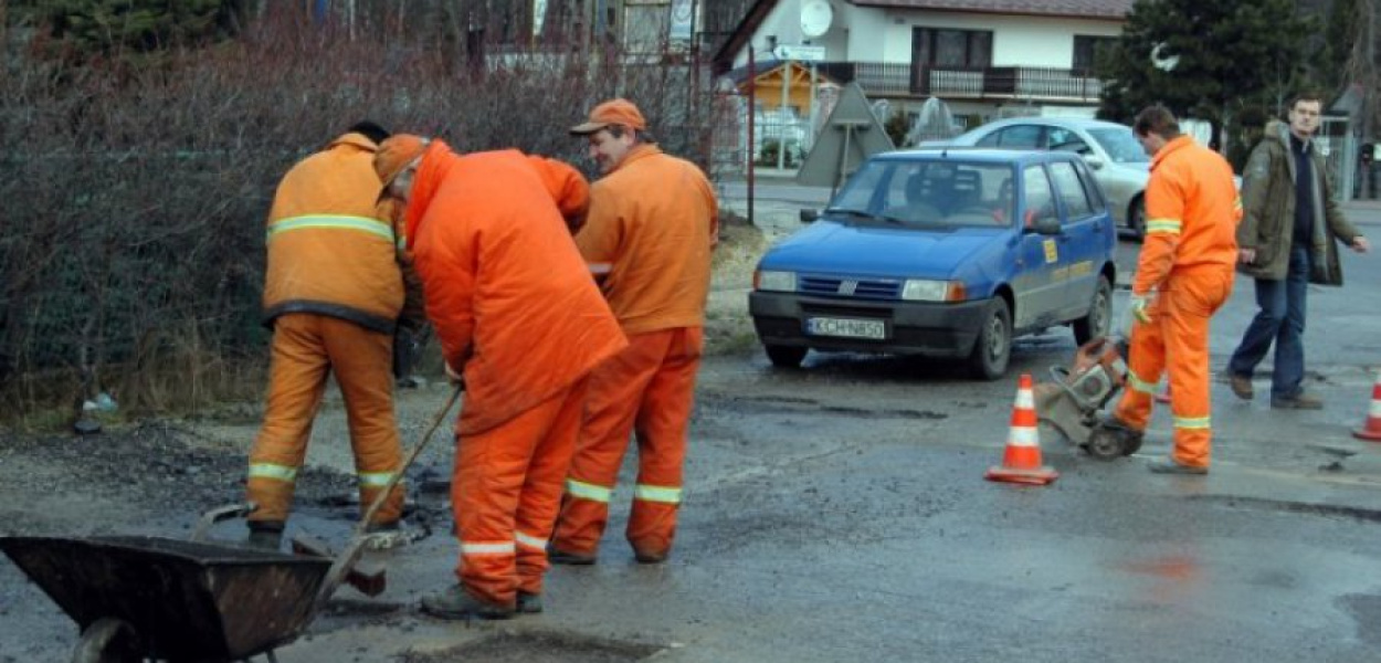 We wtorek rano ekipa remontowa naprawiała ulicę Powstańców Styczniowych w Chrzanowie