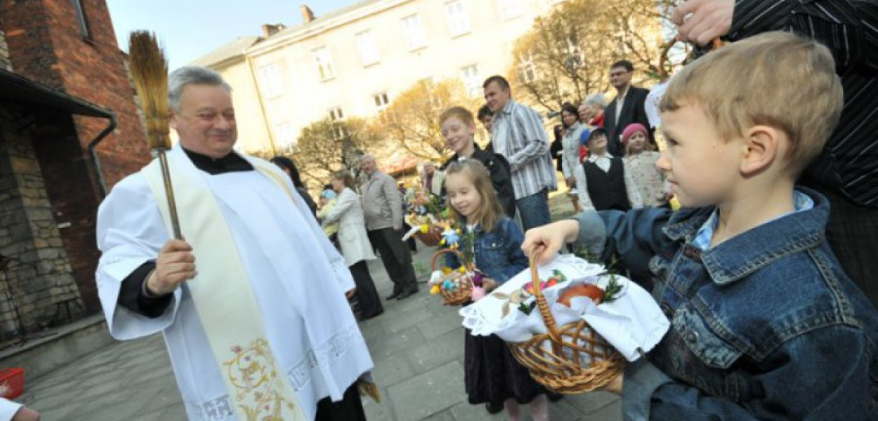 Ksiądz Krzysztof Zając święci wielkanocny koszyk Kuby Patera z Chrzanowa 