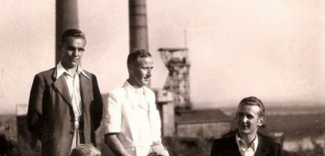 Henryk Wróbel ze znajomymi na tle kominów Janiny, sierpień 1949 r.