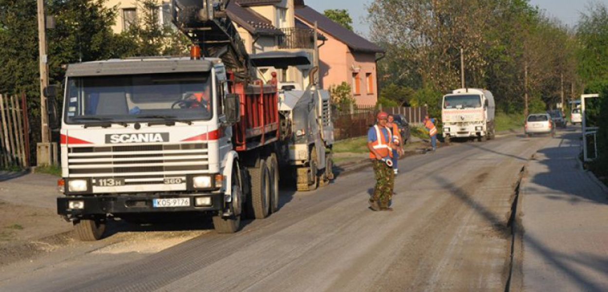 Odbudowa zniszczonej nawierzchni na ul. 1 Maja wiąże się z utrudnieniami w ruchu