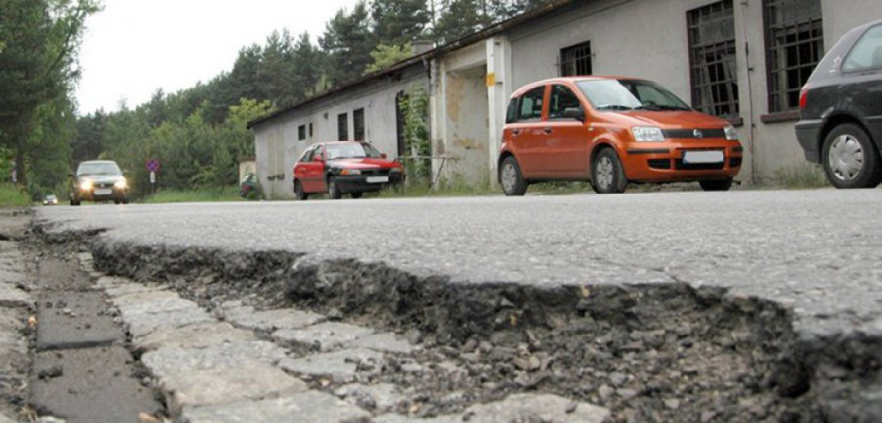 Jedna z wielu dziur na ulicy Powstańców Styczniowych w Chrzanowie