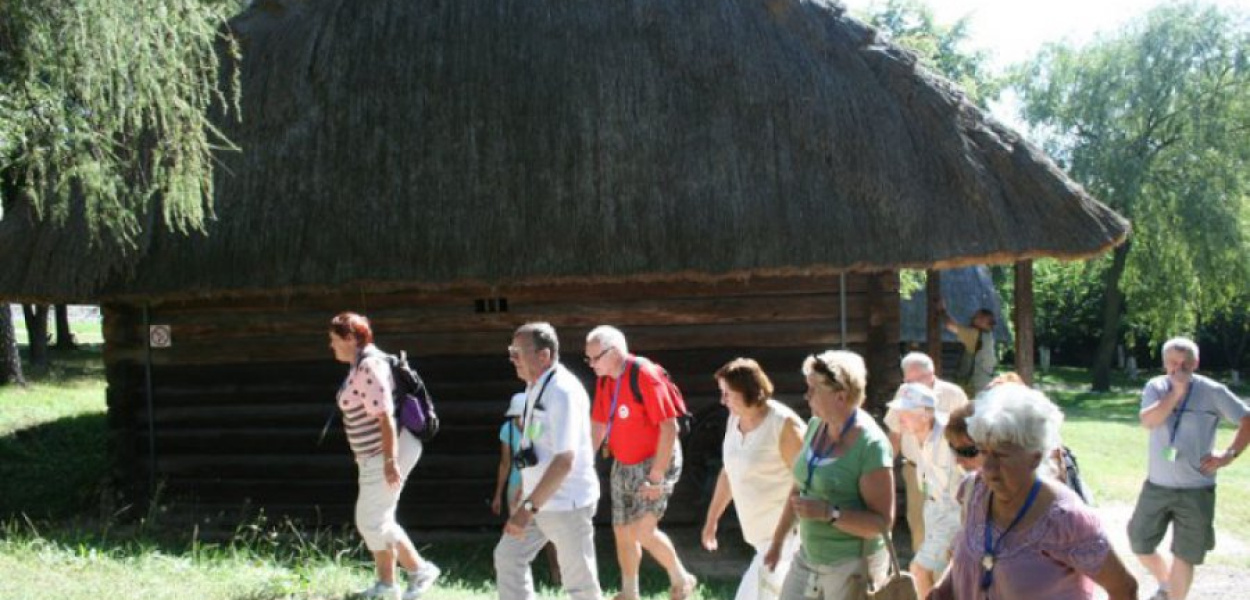 Uczestnicy zlotu zwiedzają skansen w Wygiełzowie 