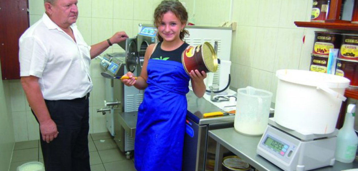 Włodzimierz Głowacz z wnuczką Aleksandrą przy maszynie do produkcji lodów