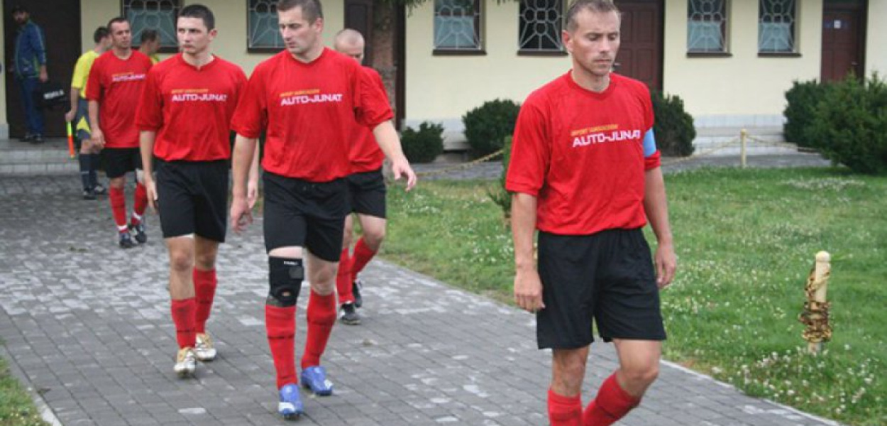 W spotkaniu z Hutnikiem Kraków gracze Alwerni zdobyli pierwszy punkt na trzecioligowych boiskach. Czy po środowym meczu z Lubrzanką Kajetanów będą się cieszyć z historycznego zwycięstwa w tej klasie rozgrywkowej? Fot. Marek Oratowski