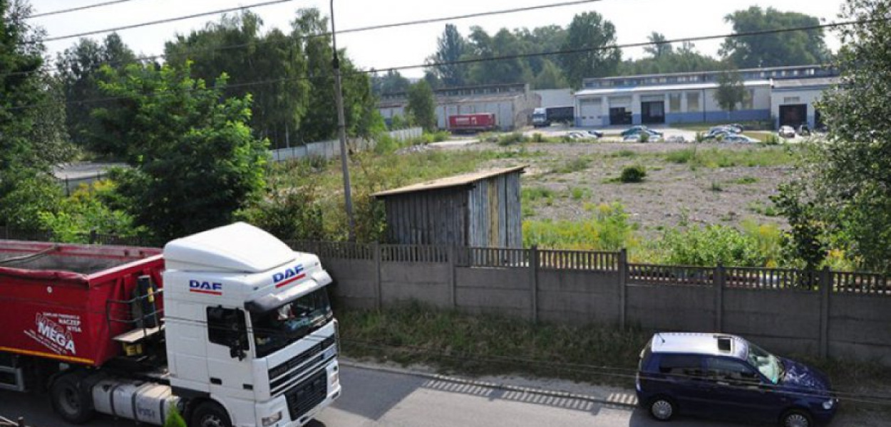  Planowany do zatwierdzenia miejscowy plan zagospodarowania przestrzennego obejmuje swym zasięgiem teren tzw. &#8222;dwójki&#8221; byłych zakładów metalurgicznych. Jeśli radni zatwierdziliby całkowity zakaz lokalizacji działalności, mogących oddziaływać na środowisko, przyblokowaliby jego zagospodarowanie. 