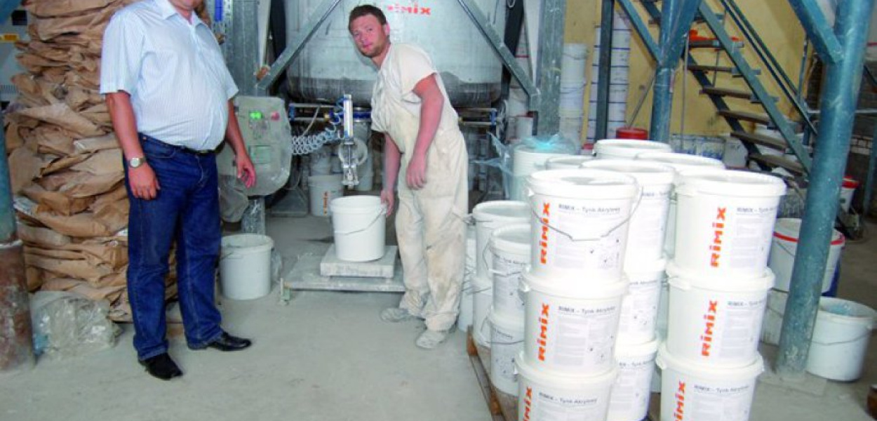 Prezes Rimixu Roman Bochenek oraz Wojciech Kurdziel przy maszynach do produkcji