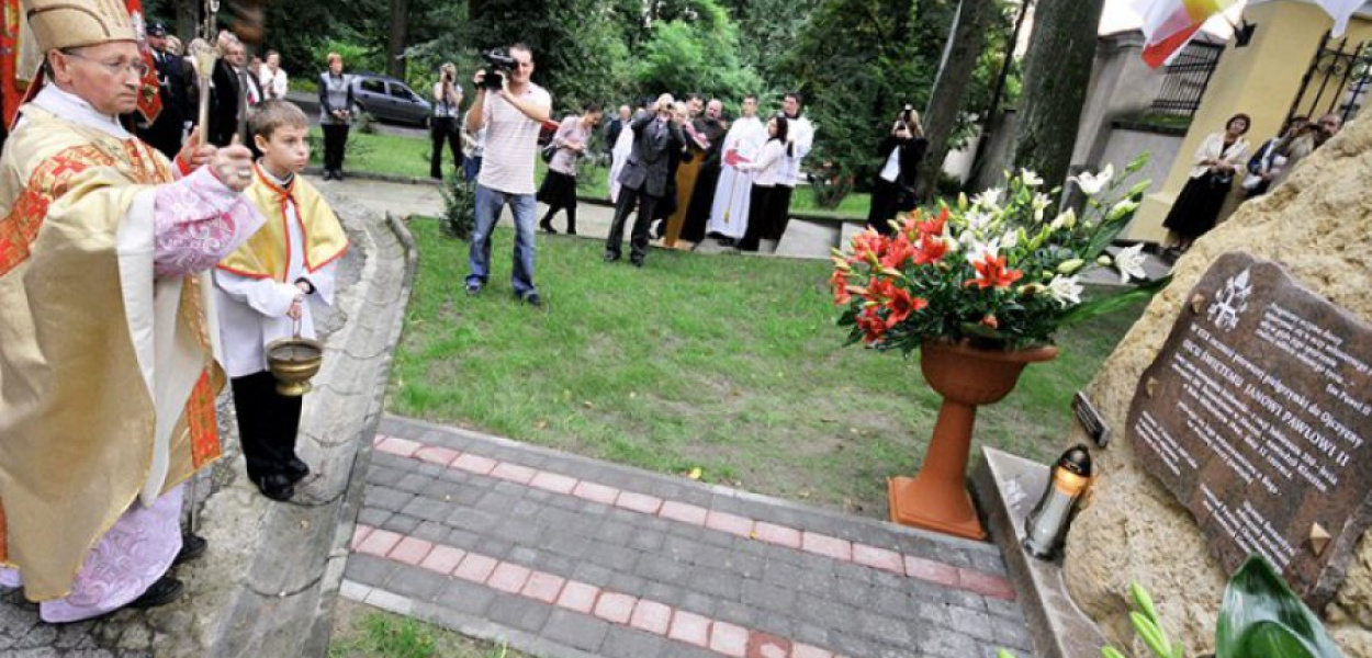 O. Eugeniusz Augustyn, opat cystersów z Wąchocka, święci obelisk papieski przy klasztorze o.o. Bernardynów w Alwerni 