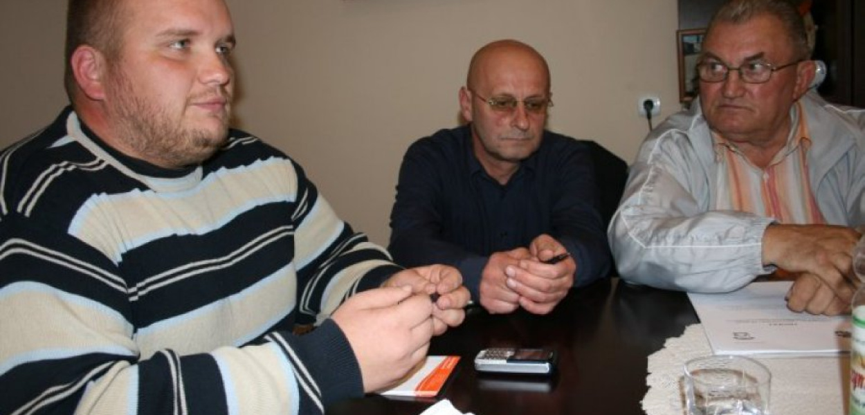 Uczestnicy posiedzenia Gminnej rady Sportu. Od lewej Jakub Zieliński, Kazimierz Socha i Stanisław Zygadło