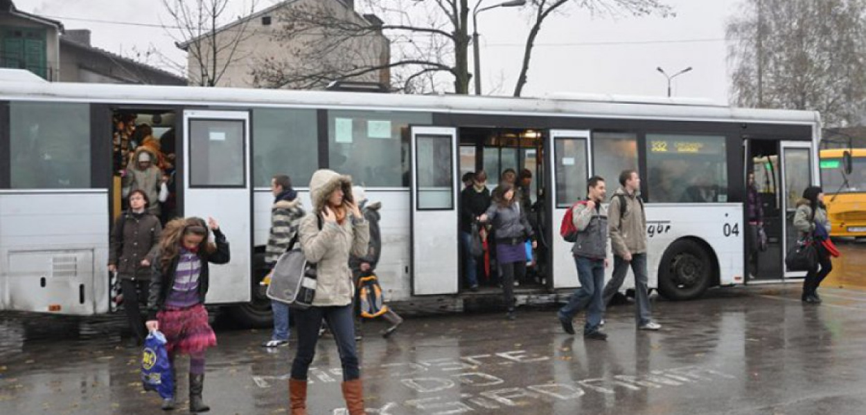 Wielu pasażerów podróżuje na gapę. Chcąc ich zmusić do kasowania biletów od razu po wejściu do autobusu, związek postanowił ich wpuszczać wyłącznie pierwszymi drzwiami. 