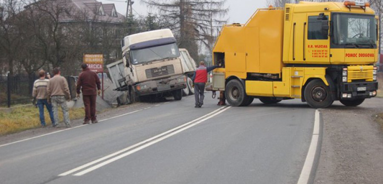 Po uderzeniu w samochód osobowy ciężarówka wpadła do rowu  Fot. Ewa Solak 