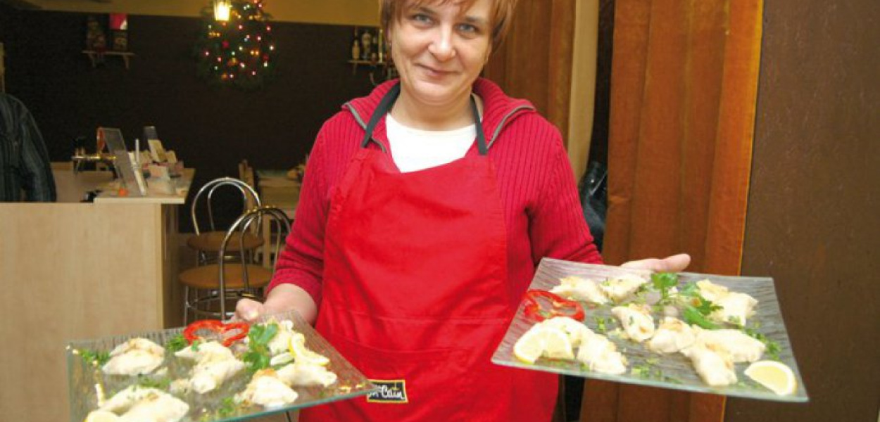 Barbara Jajko z restauracji przy pstrągarni Roko w Pisarach zachęca do spróbowania pierogów z pstrągiem 
