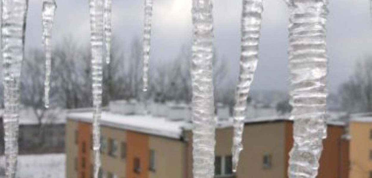 Sople na balkonie jednego z bloków przy ul. 3 Maja w Chrzanowie