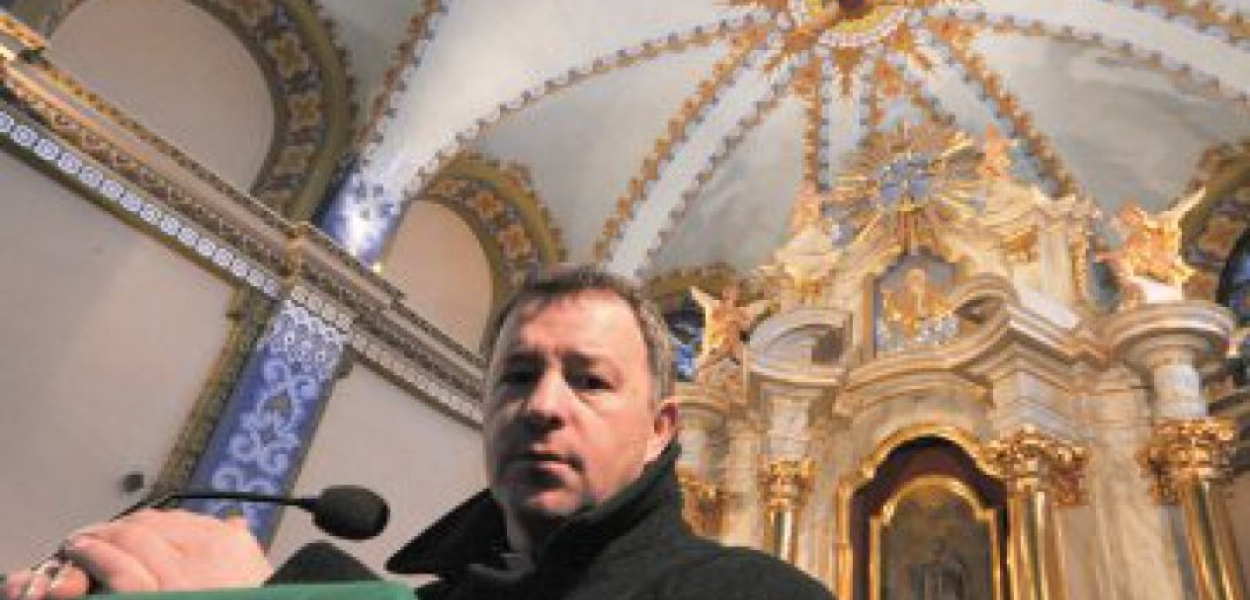 Ks. Leszek Garstka w odnowionym przbiterium koscioła w Porebie Żegoty