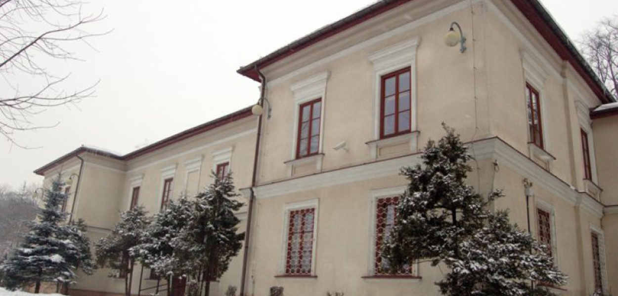 Budynek liceum w Krzeszowicach niegdyś służył jako hotel dla kuracjuszy uzdrowiska i należał do majątku Potockich. Choć rodzina deklaruje, że nie chce zmieniać jego obecnego przeznaczenia, może zażądać od powiatu płacenia czynszu