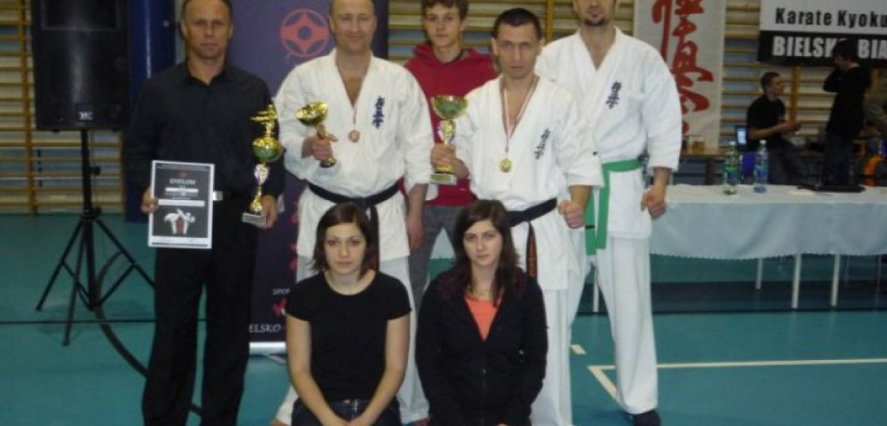 Od lewej: Zbigniew Zieliński, Piotr Polewiak, Przemysław Madej, Jan Mąsior, Sebastian Urbański. Klęczą od lewej: Wioletta Wilczak, Barbara Bator.