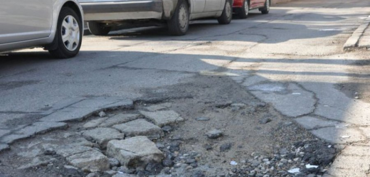 Dziurawa jezdnia, prowadząca na parking &#8222;za młynem&#8221; ujawniła starą, granitową kostkę, którą dawniej wybrukowany był trzebiński Rynek