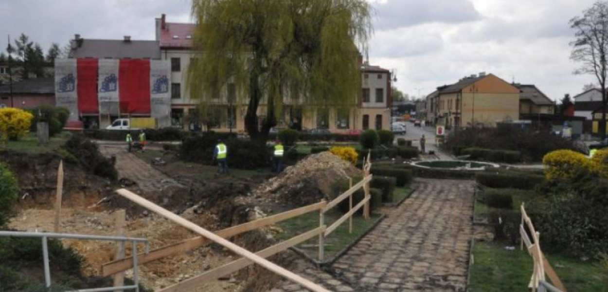 Przebudowa płyty Rynku rozpoczęła się od budowy zjazdu dla niepełnosprawnych oraz schodów amfiteatralnych. Na czas prowadzenia robót wejście na teren plant jest zabronione