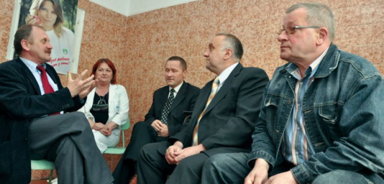 Przyszłością  ośrodka w Psarach zaniepokojeni są sołtys Dulowej Waldemar Wszołek, pielęgniarka Stanisława Jedynak, kierownik placówki doktor Bogdan Odrzywołek, sołtys Psar Anatol Okoczuk oraz sołtys Karniowic Franciszek Brzózka. Na zdjęciu podczas spotkania w sprawie dalszych losów psarskiej placówki.  